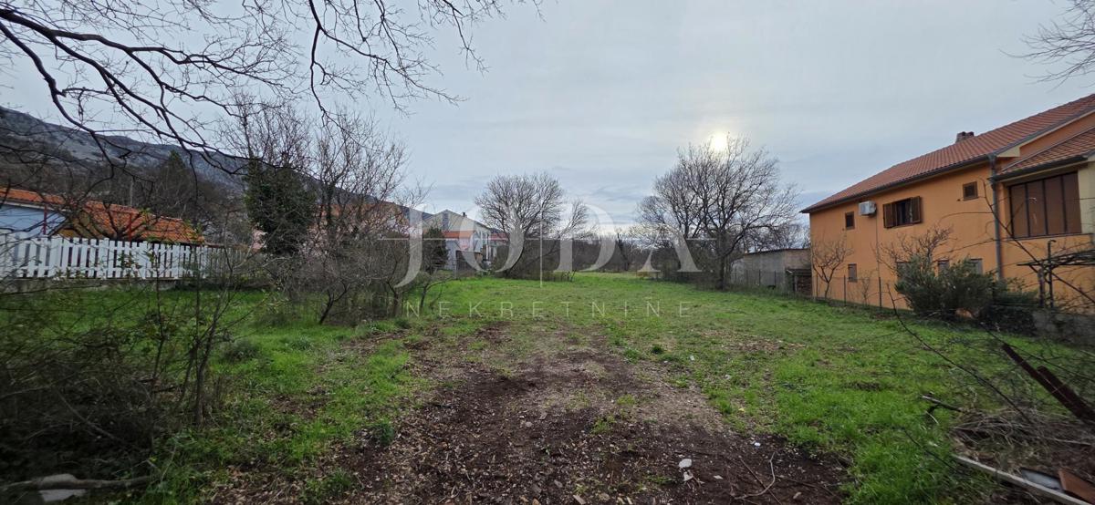 Tribalj – Stavbno zemljišče v centru naselja, ravno zemljišče, infrastruktura na parceli