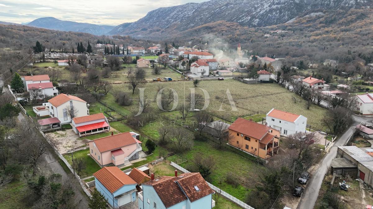Tribalj – Stavbno zemljišče v centru naselja, ravno zemljišče, infrastruktura na parceli