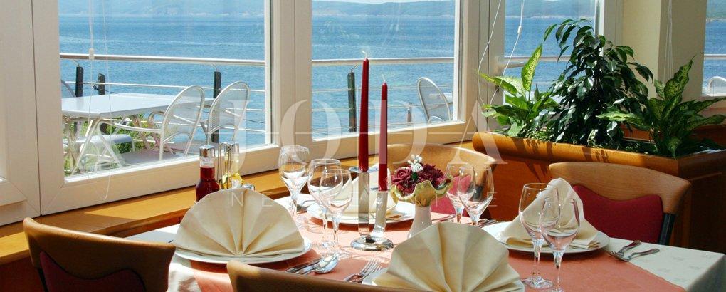 Hotel za prodajo, prva vrsta do morja