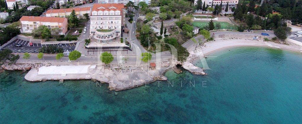 Hotel za prodajo, prva vrsta do morja