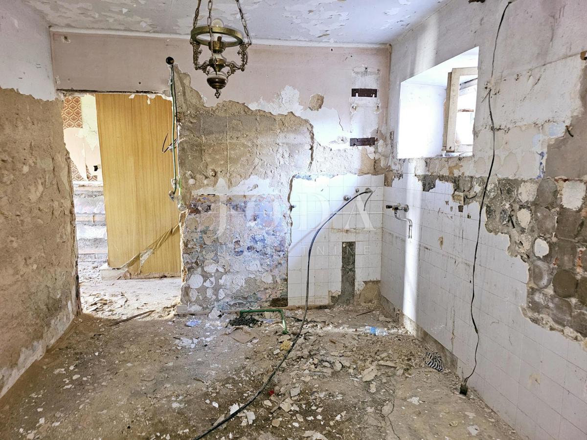 Stara hiša na izjemni lokaciji – prvi red ob morju, Klimno