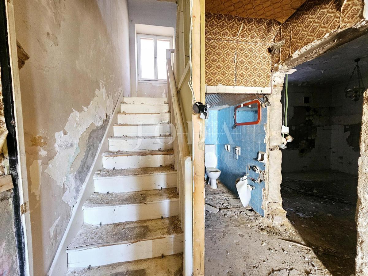 Stara hiša na izjemni lokaciji – prvi red ob morju, Klimno