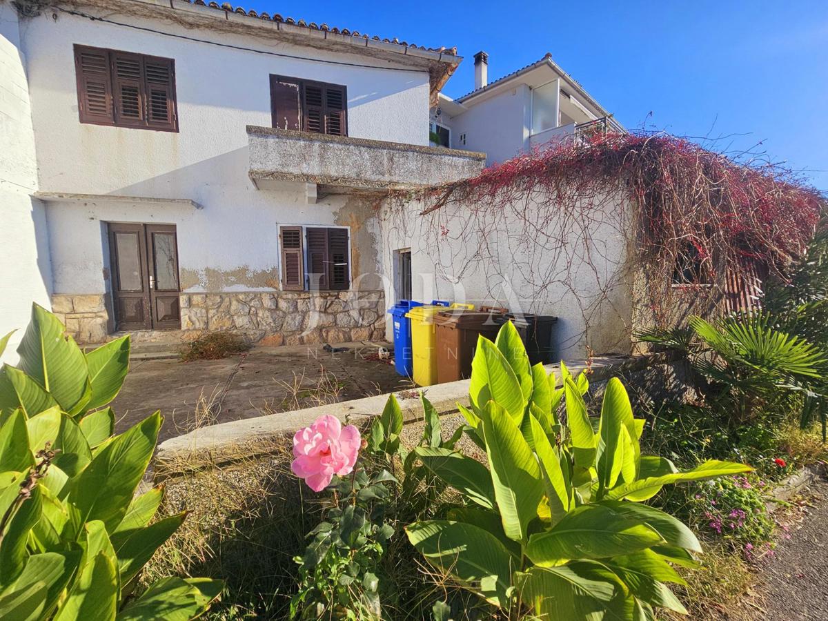 Stara hiša na izjemni lokaciji – prvi red ob morju, Klimno