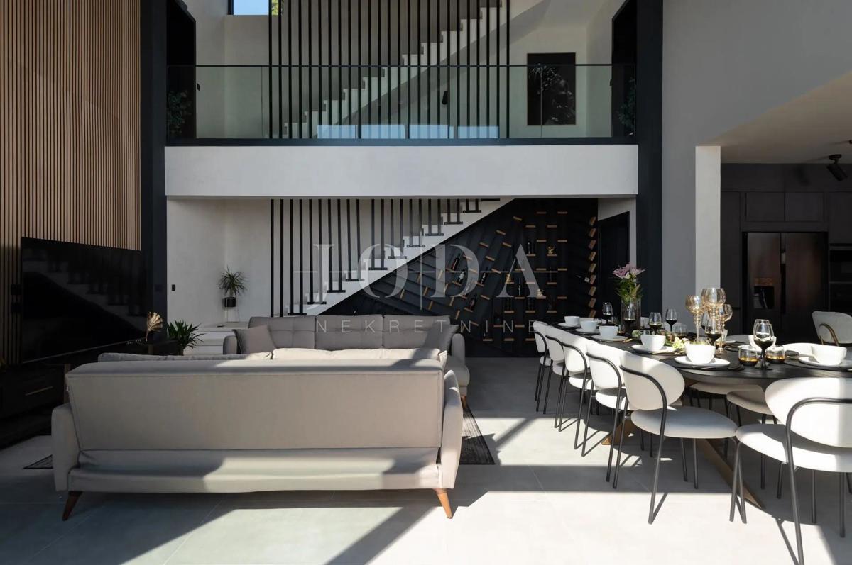 Luksuzna vila s panoramskim pogledom na morje