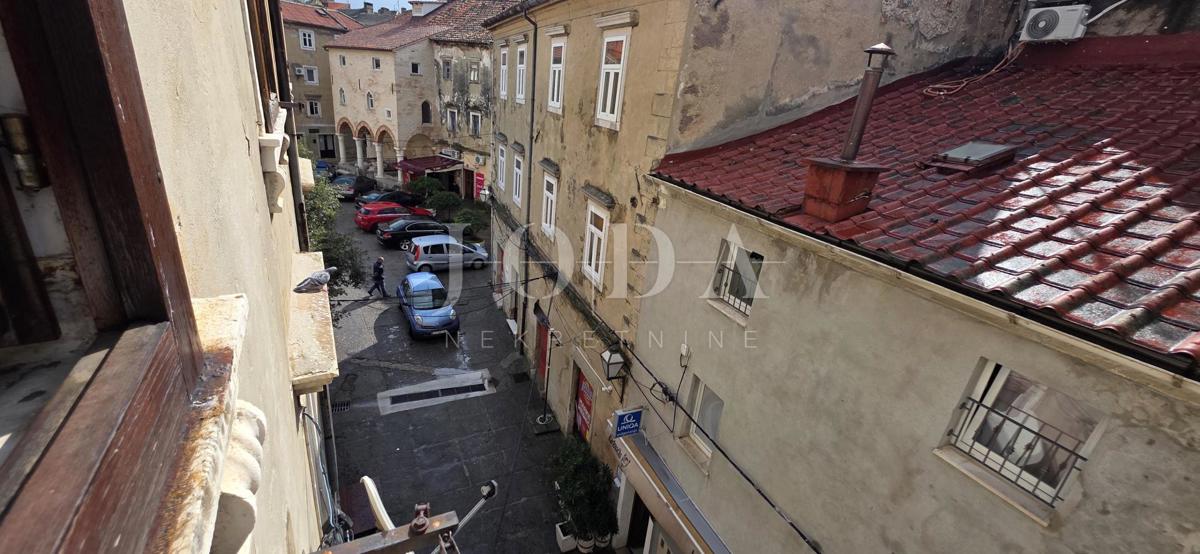 Apartma Senj prva vrsta ob morju center 42 m²