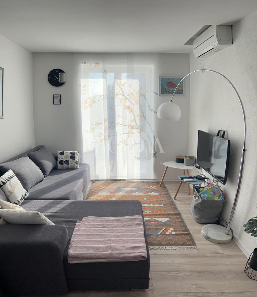 Lep apartma z vrtom, Malinska - otok Krk