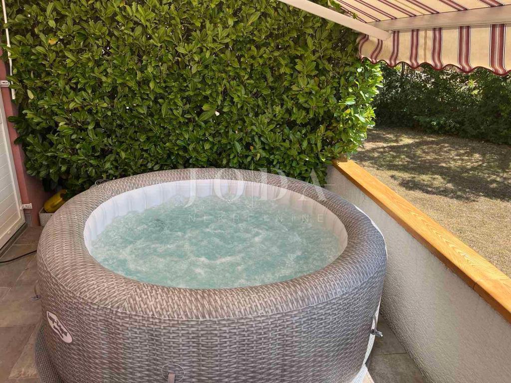 Lep apartma z vrtom, Malinska - otok Krk