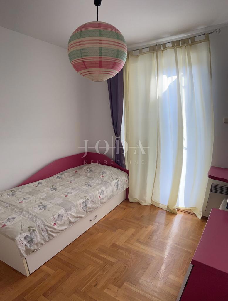 Lep apartma z vrtom, Malinska - otok Krk