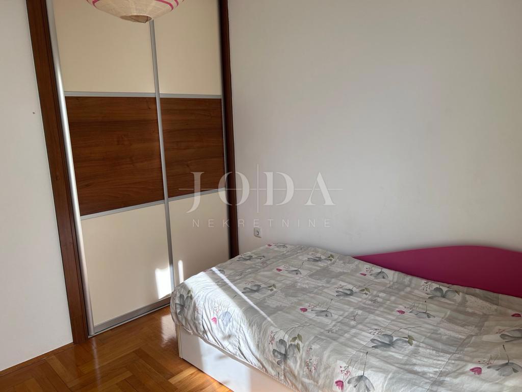 Lep apartma z vrtom, Malinska - otok Krk