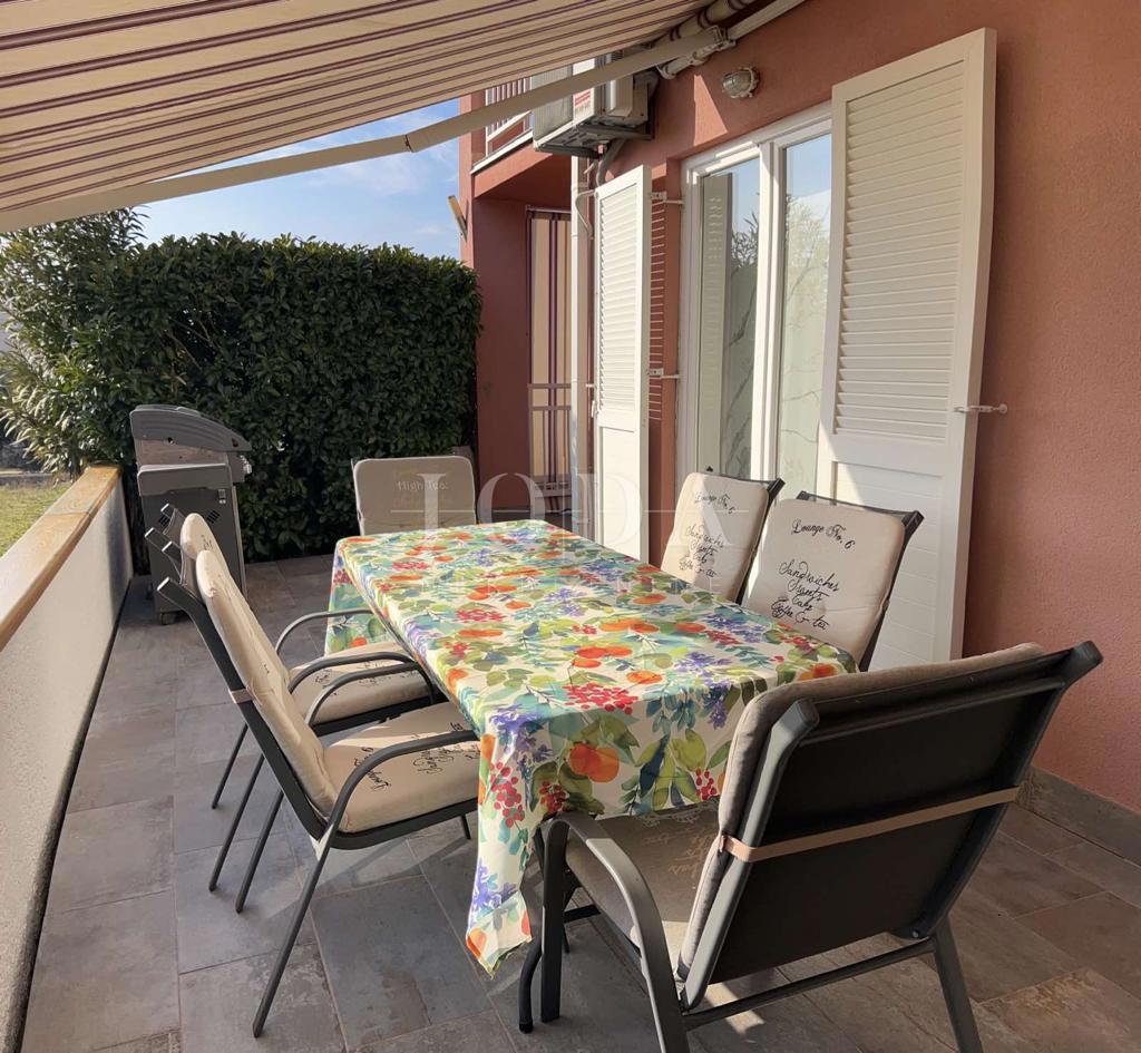 Lep apartma z vrtom, Malinska - otok Krk