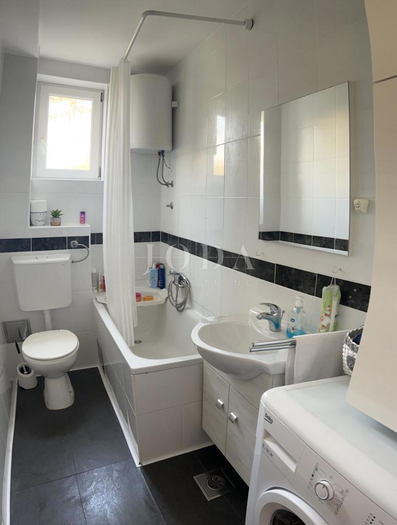 Lep apartma z vrtom, Malinska - otok Krk