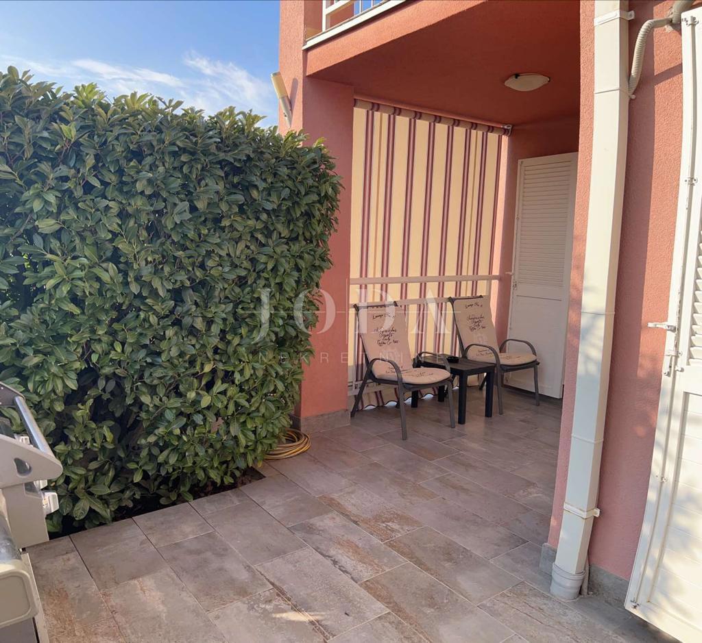 Lep apartma z vrtom, Malinska - otok Krk