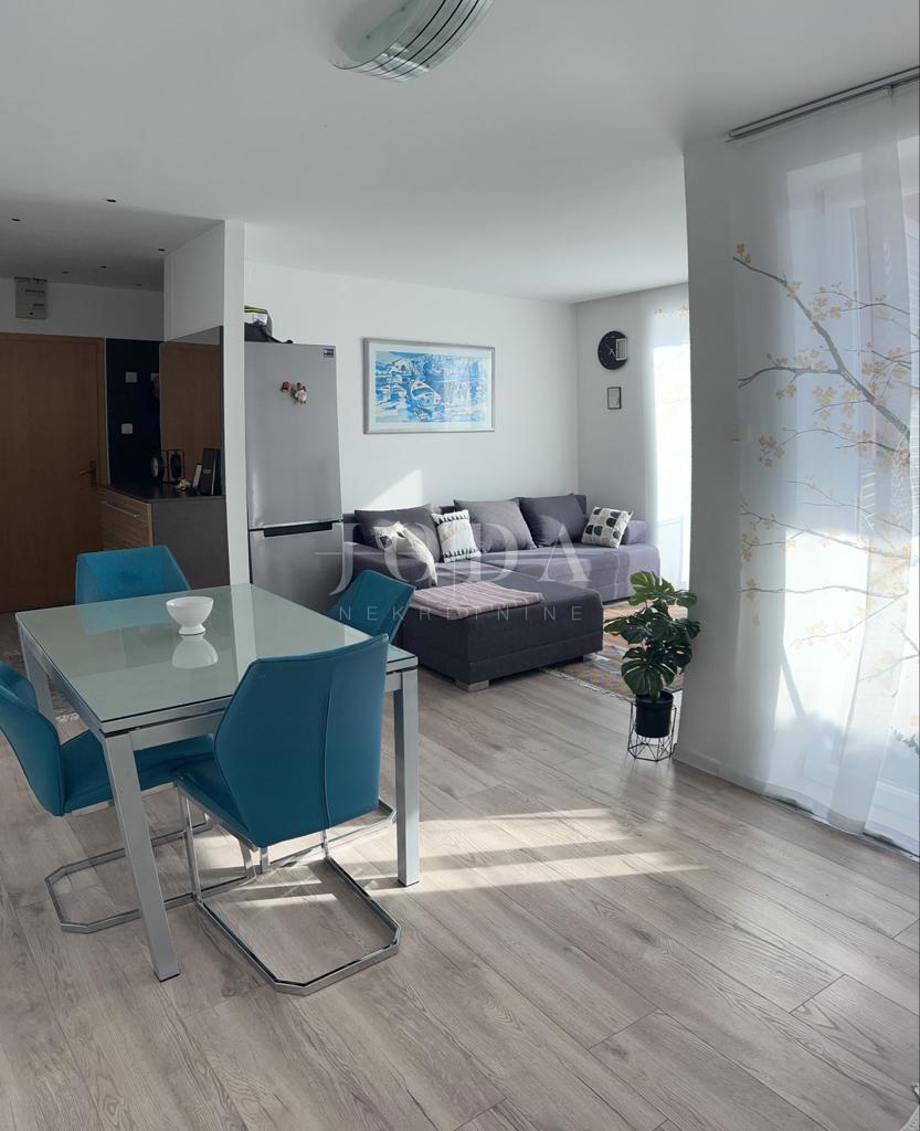 Lep apartma z vrtom, Malinska - otok Krk