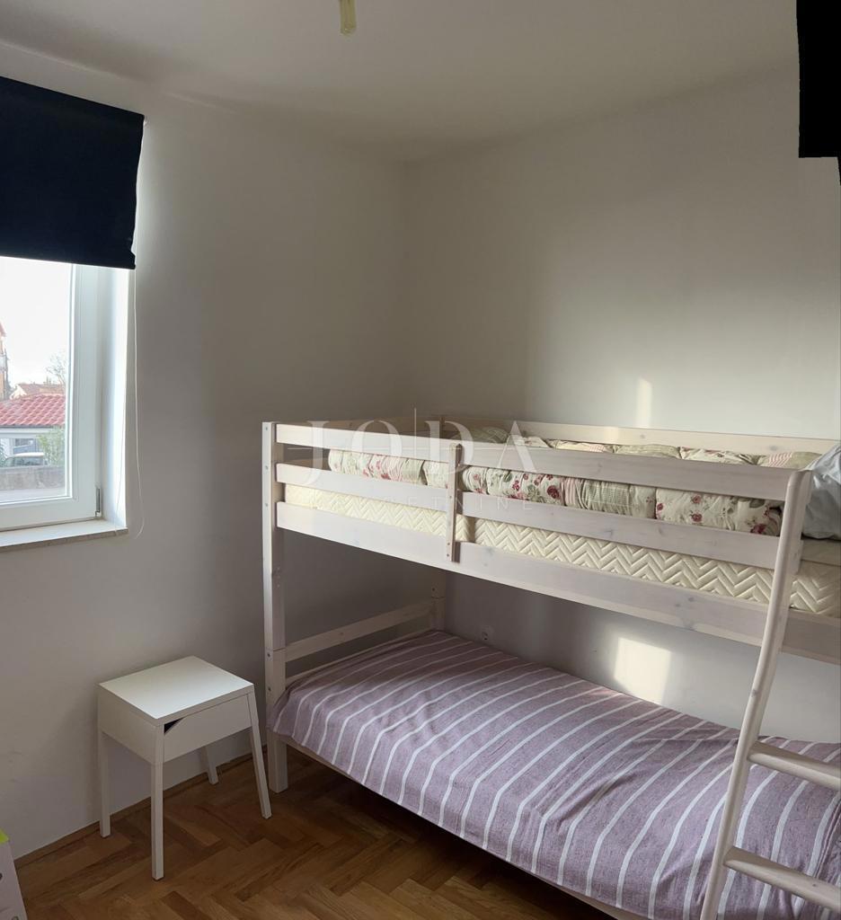 Lep apartma z vrtom, Malinska - otok Krk