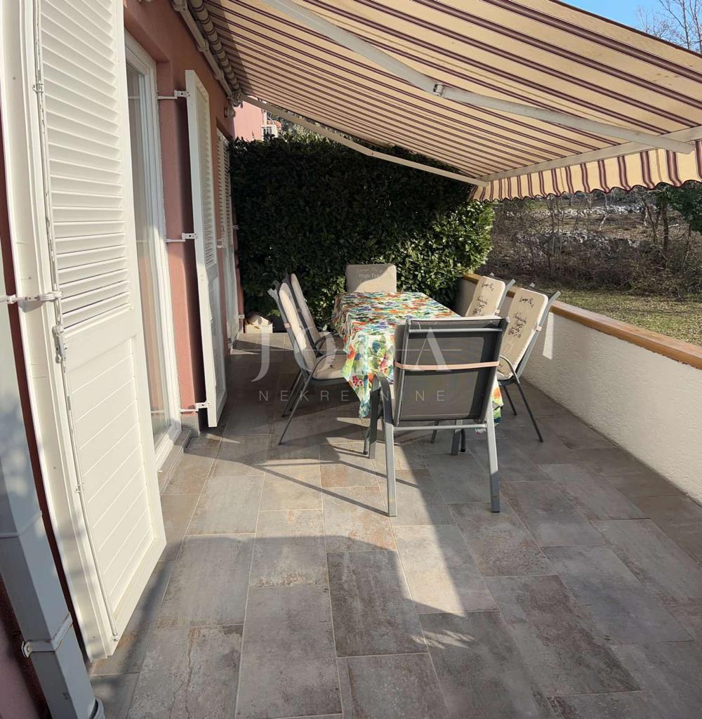 Lep apartma z vrtom, Malinska - otok Krk