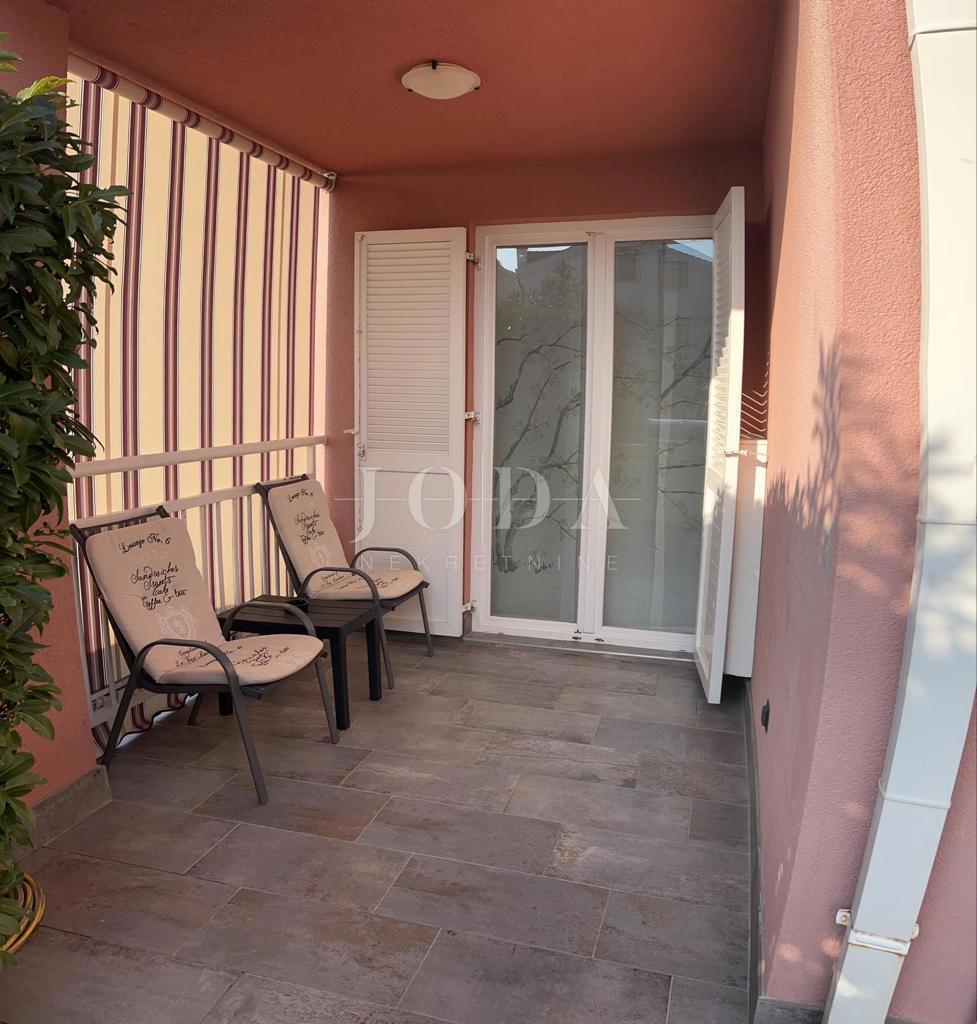 Lep apartma z vrtom, Malinska - otok Krk