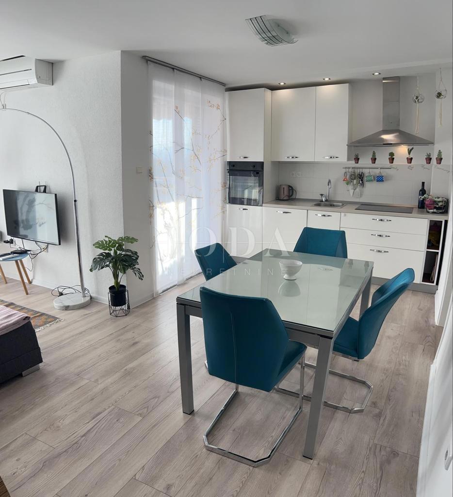 Lep apartma z vrtom, Malinska - otok Krk