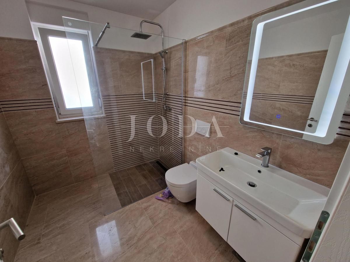 Apartma s pogledom na morje in vrtom, Njivice - otok Krk