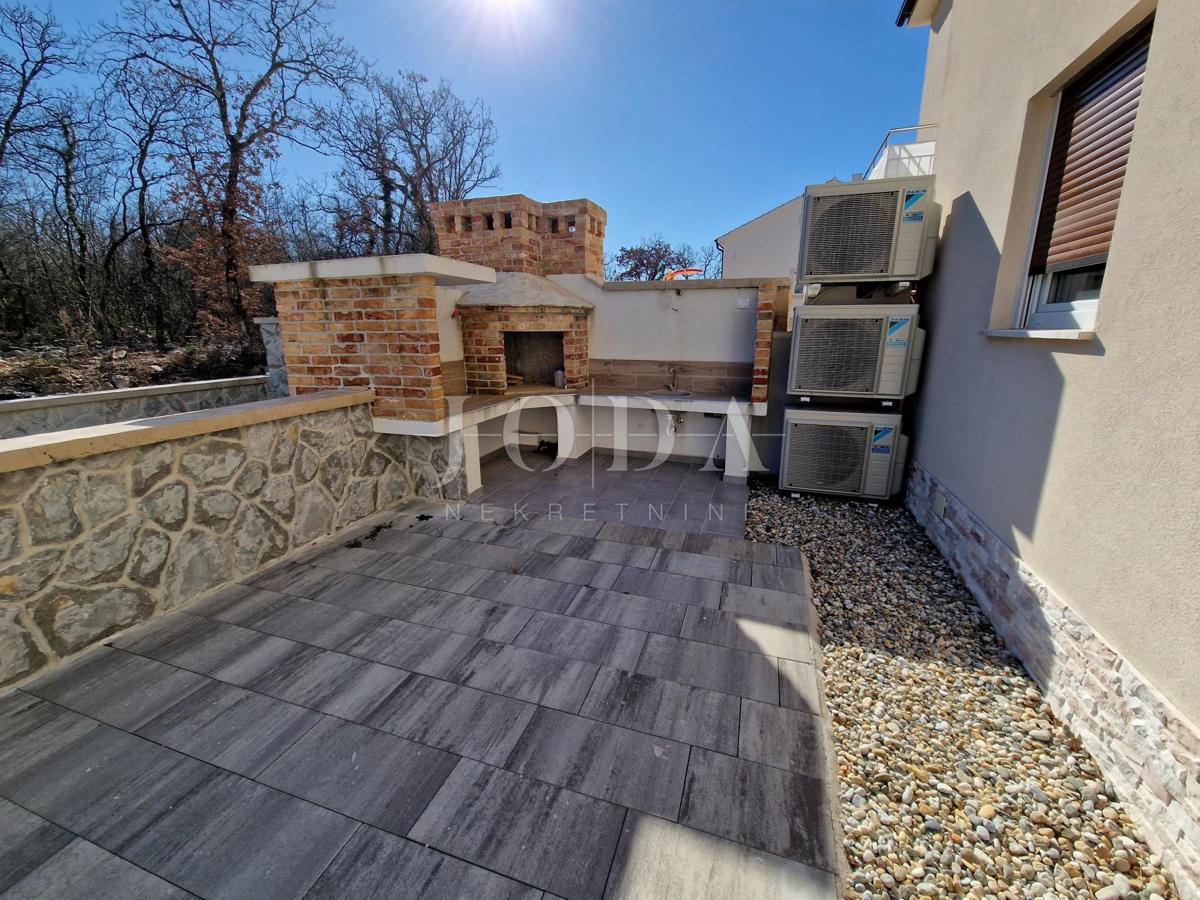 Apartma s pogledom na morje in vrtom, Njivice - otok Krk