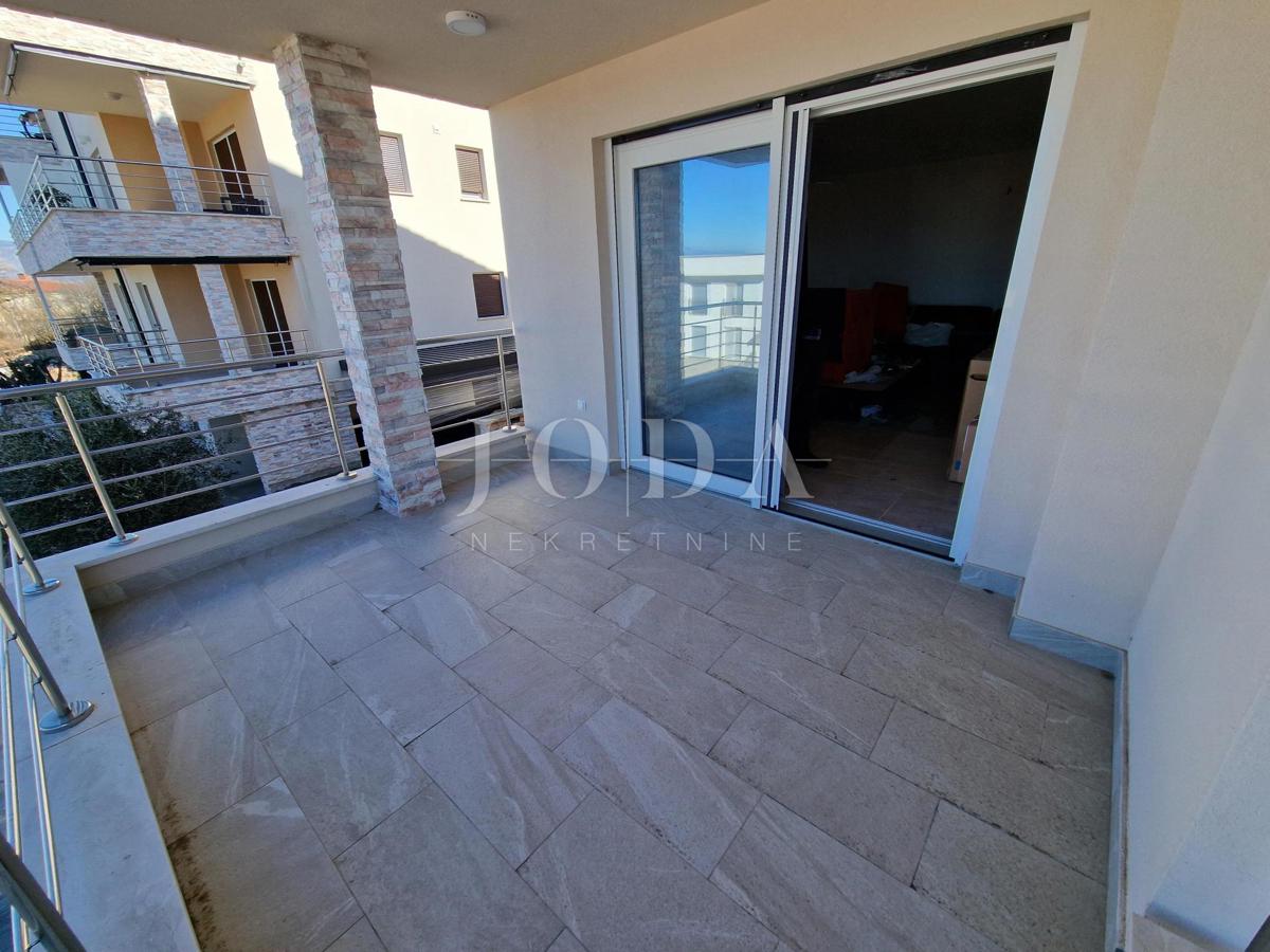 Apartma s pogledom na morje in vrtom, Njivice - otok Krk