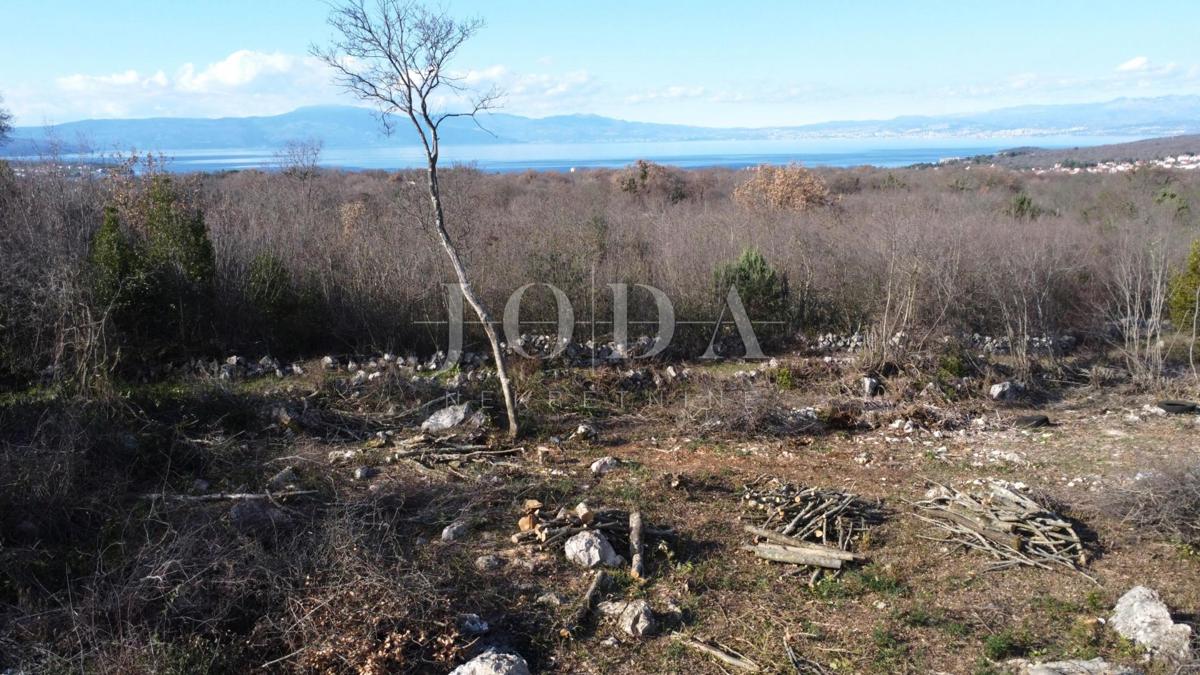 Gradbeno zemljišče s pogledom na morje