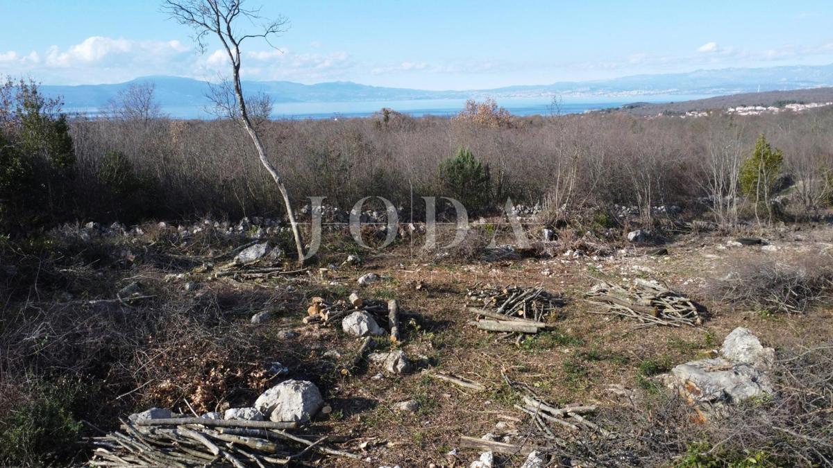 Gradbeno zemljišče s pogledom na morje
