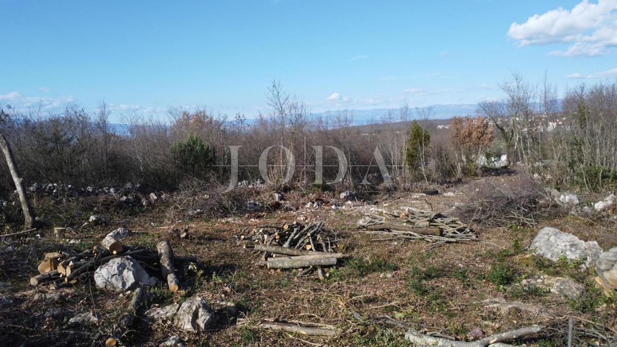 Gradbeno zemljišče s pogledom na morje