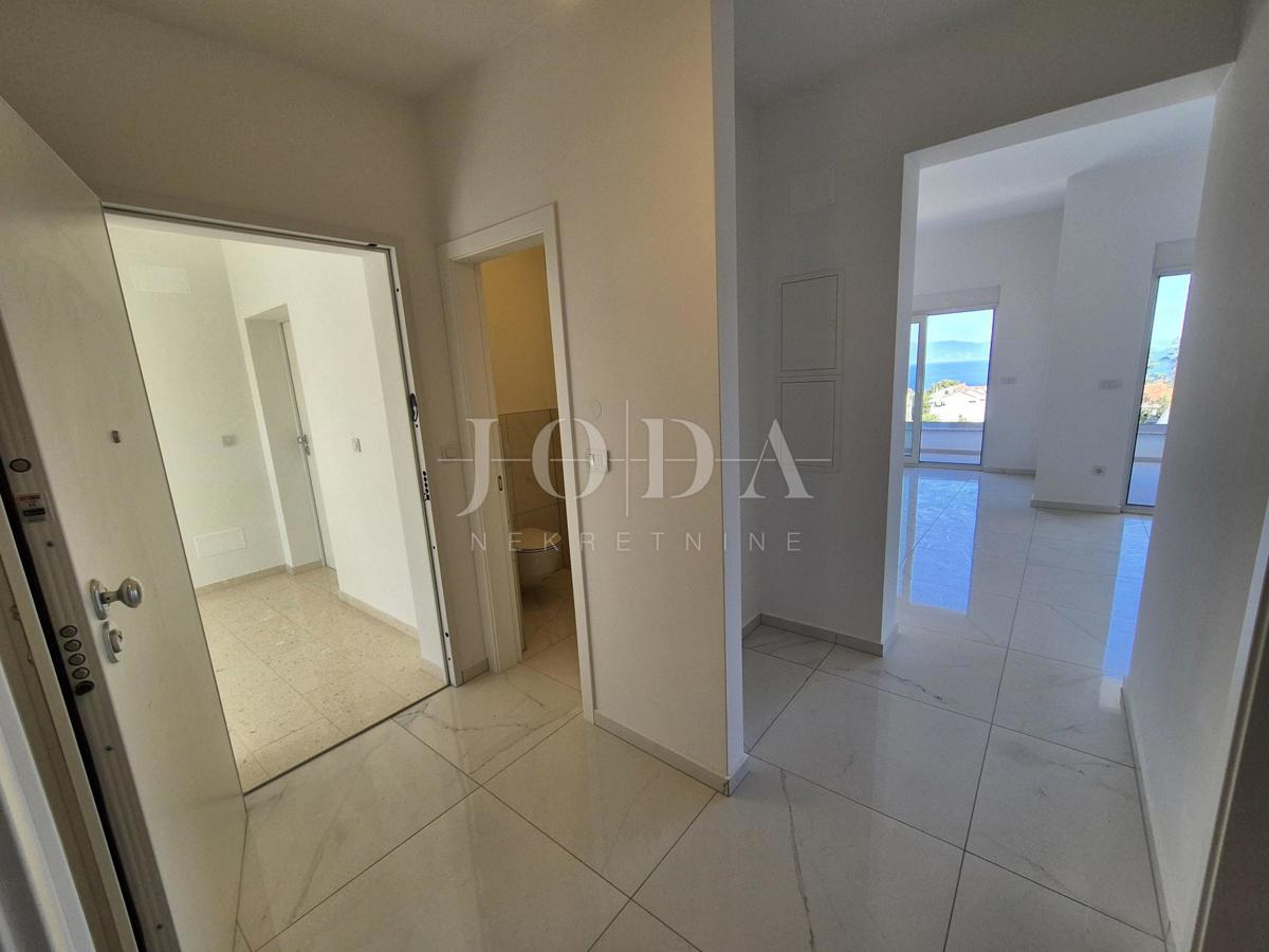 Malinska, prostoren apartma z vrtom - novogradnja