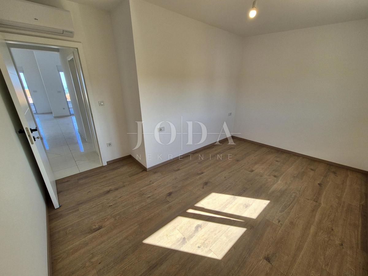 Malinska – Novogradnja, odlična zasnova apartmana, vrt!