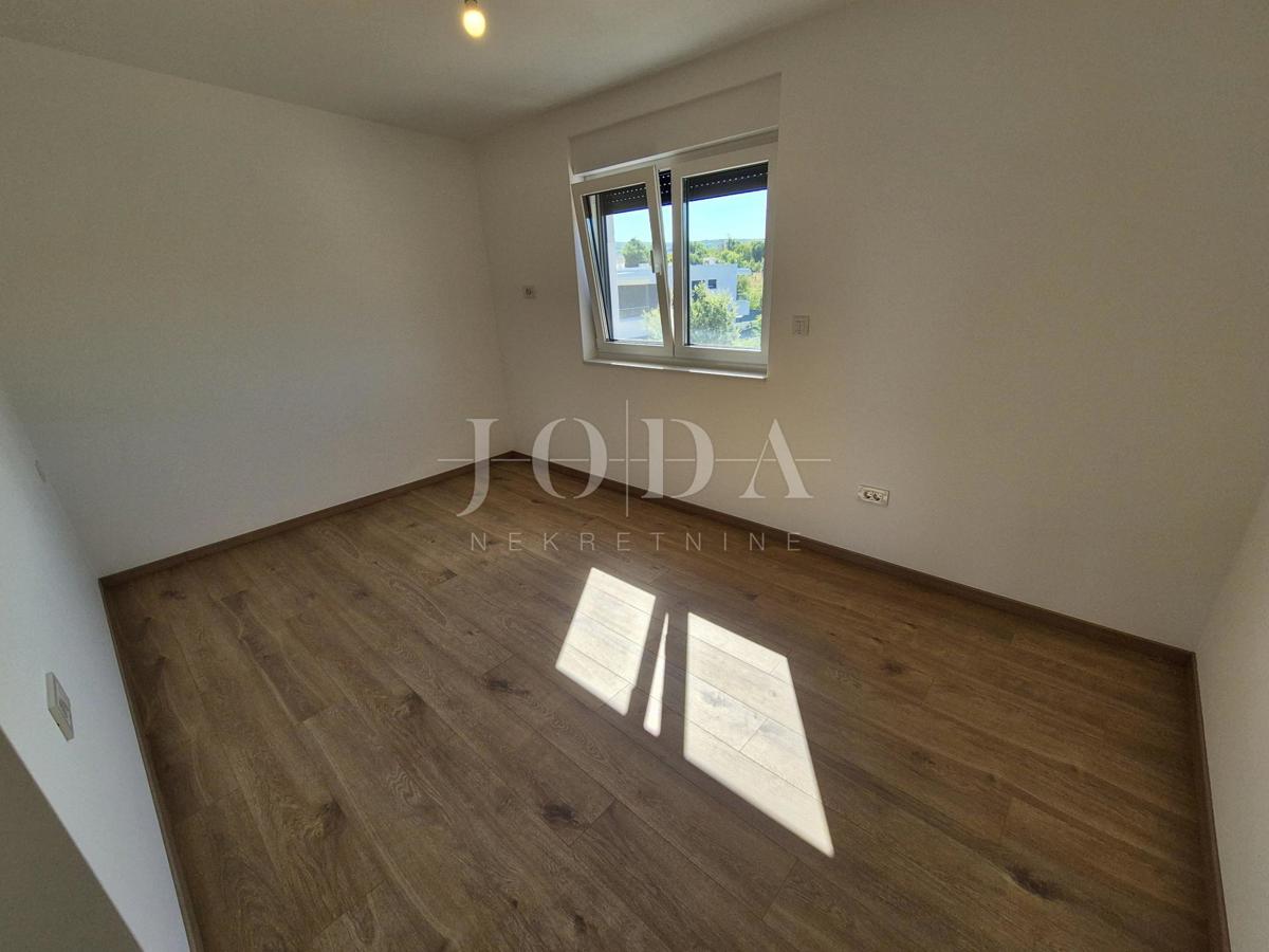 Malinska, prostoren apartma z vrtom - novogradnja