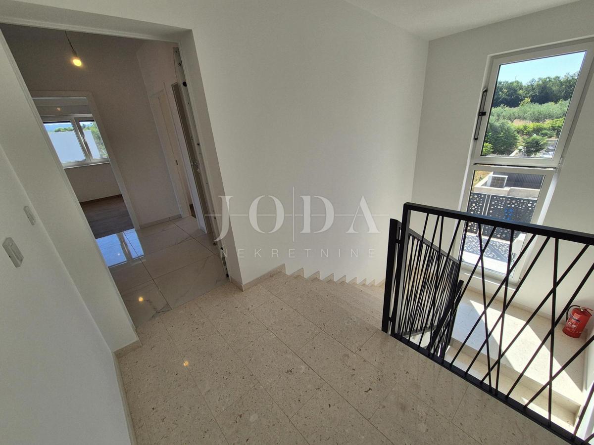 Malinska – Novogradnja, odlična zasnova apartmana, vrt!