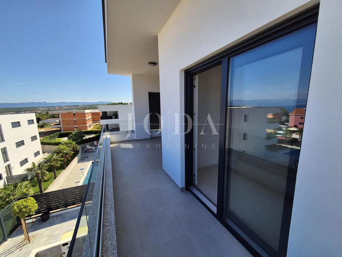 Malinska, prostoren apartma z vrtom - novogradnja