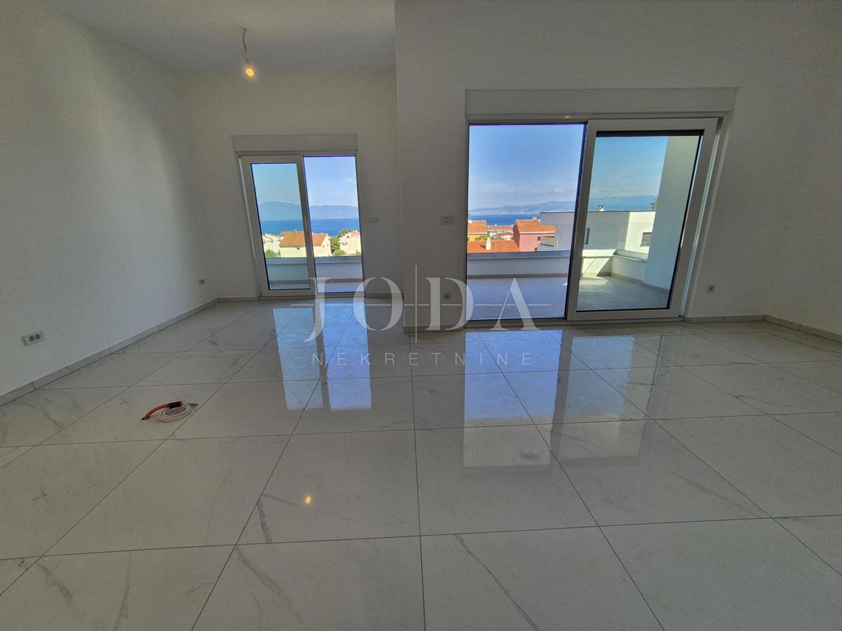 Malinska, prostoren apartma z vrtom - novogradnja