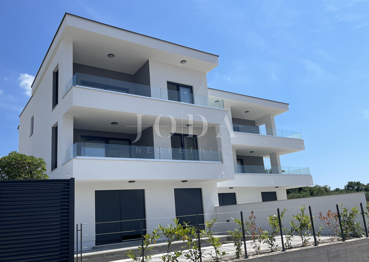 Malinska – Novogradnja, odlična zasnova apartmana, vrt!