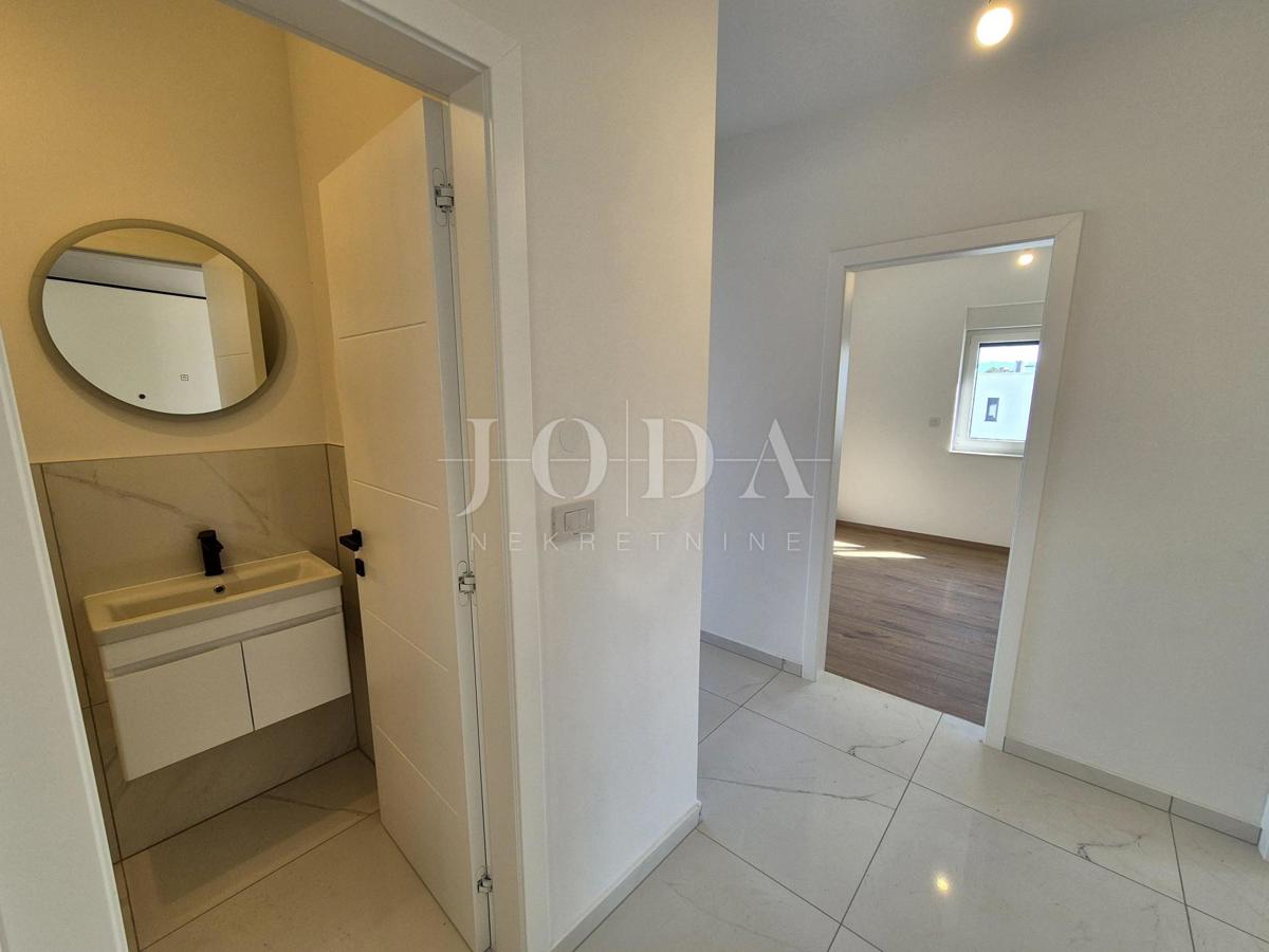 Malinska – Novogradnja, odlična zasnova apartmana, vrt!