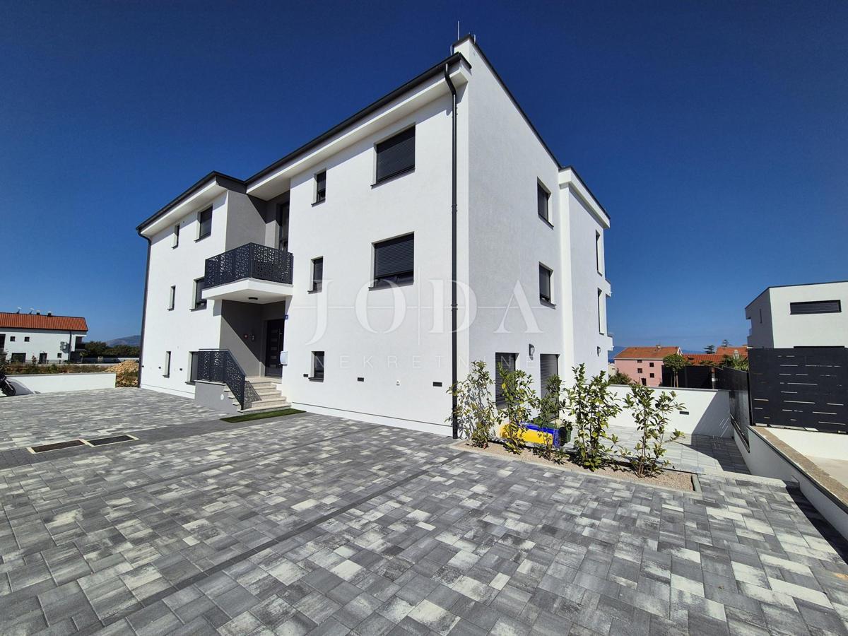 Malinska – Novogradnja, odlična zasnova apartmana, vrt!