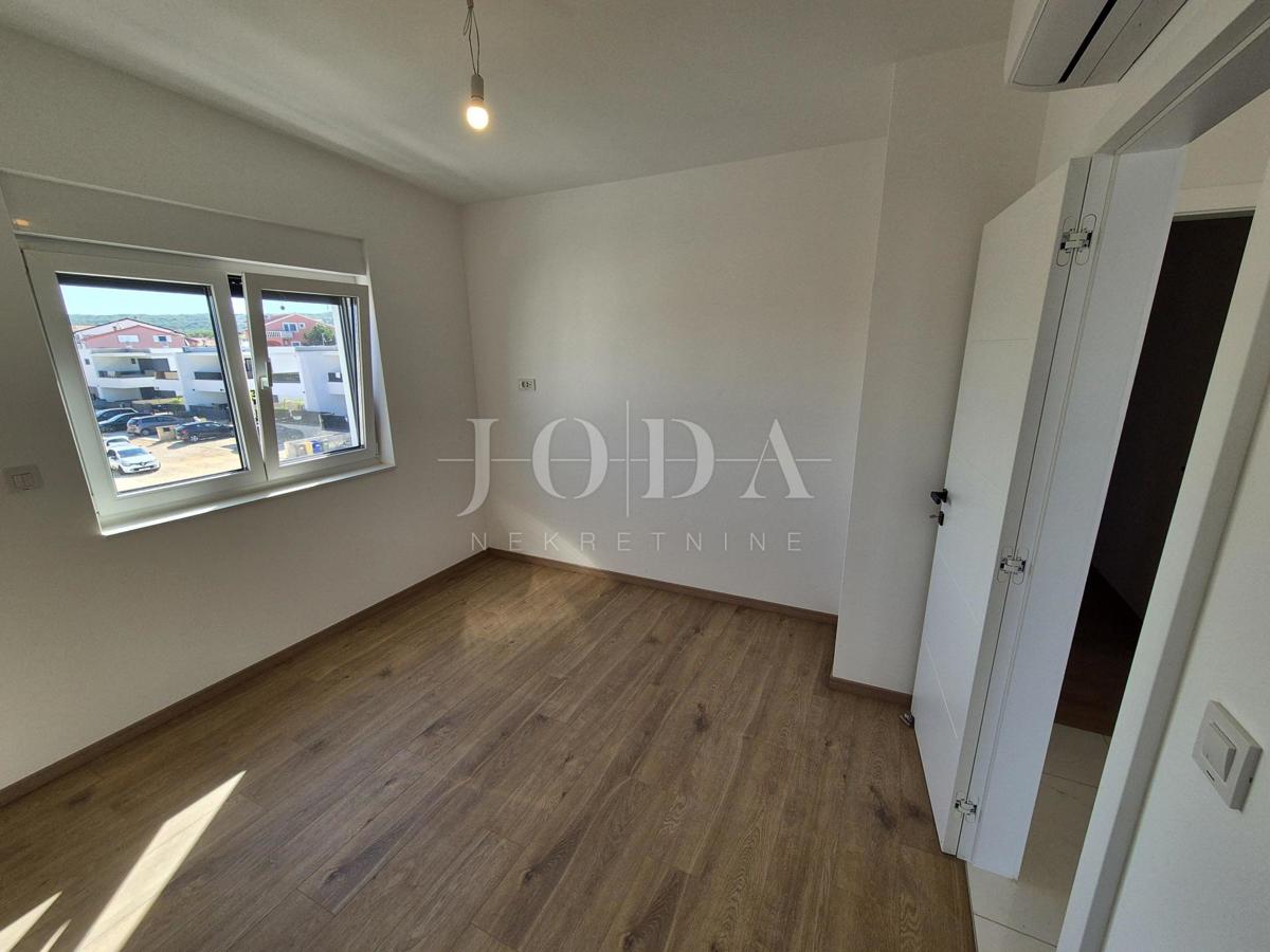 Malinska – Novogradnja, odlična zasnova apartmana, vrt!