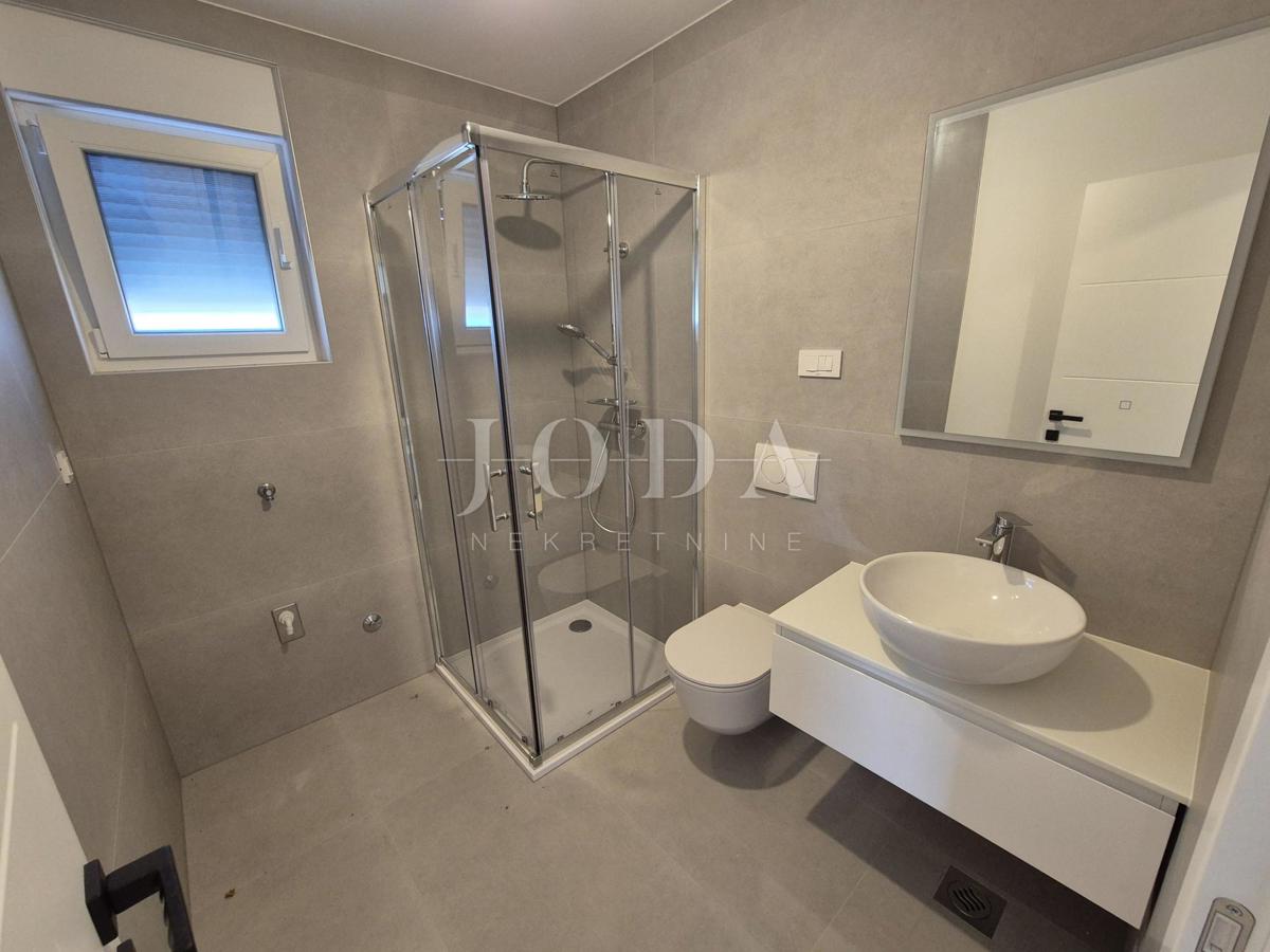 Malinska – Novogradnja, odlična zasnova apartmana, vrt!