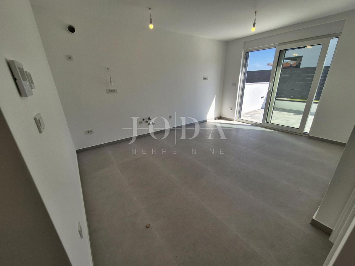 Malinska – Novogradnja, odlična zasnova apartmana, vrt!