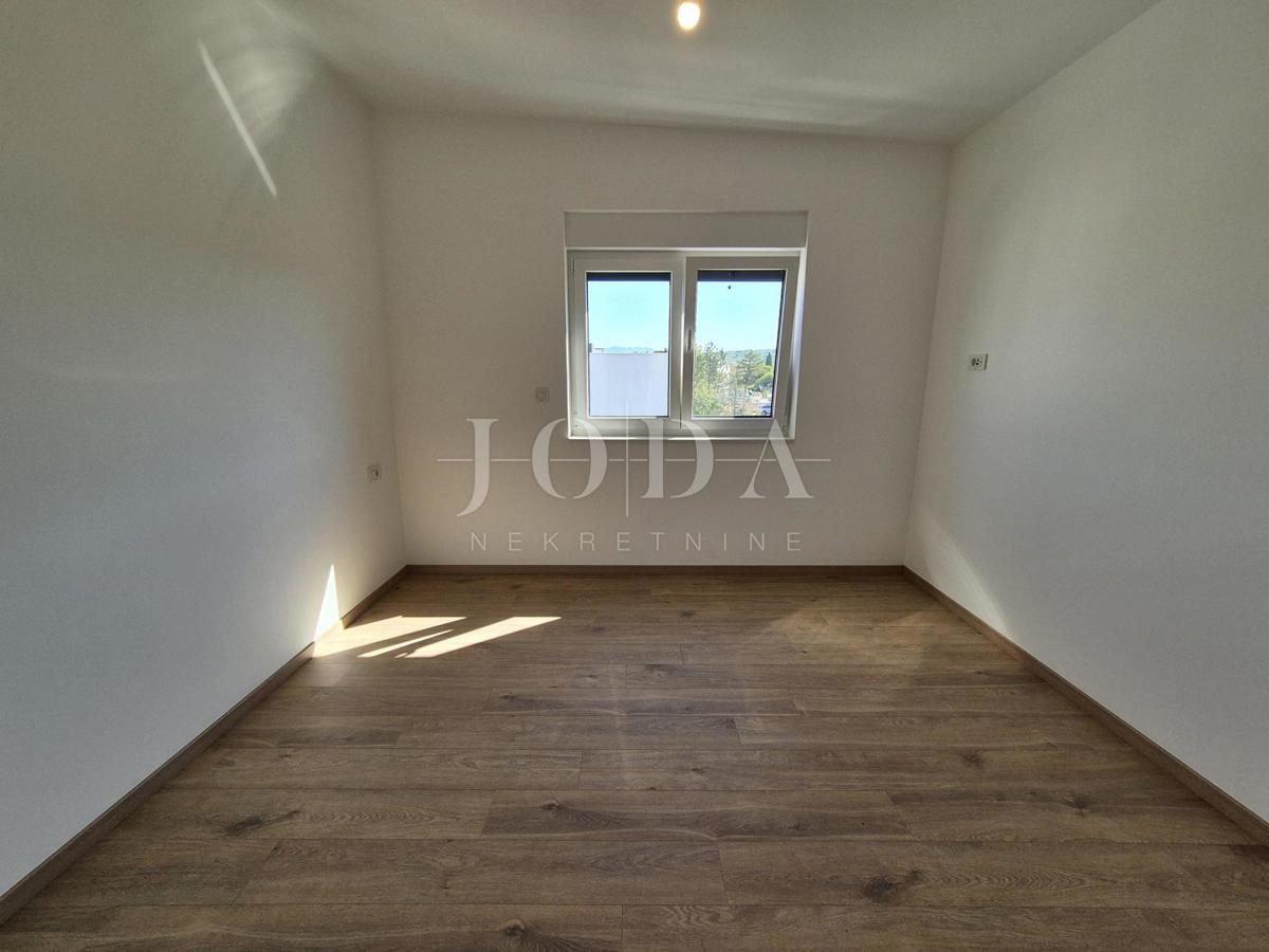 Malinska, prostoren apartma z vrtom - novogradnja