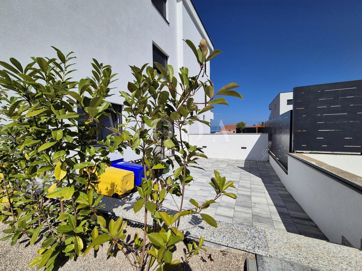 Malinska – Novogradnja, odlična zasnova apartmana, vrt!