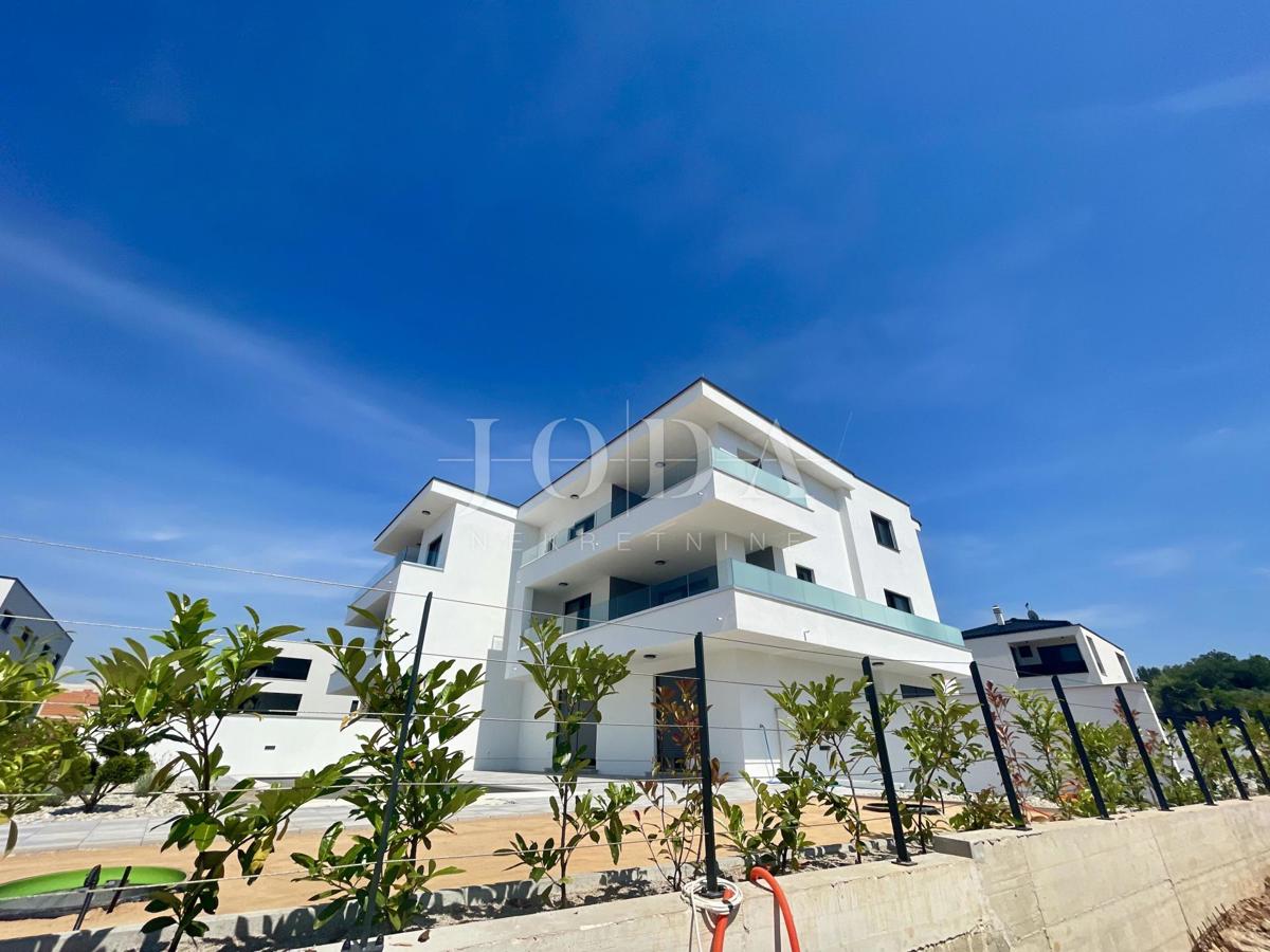 Malinska, prostoren apartma z vrtom - novogradnja