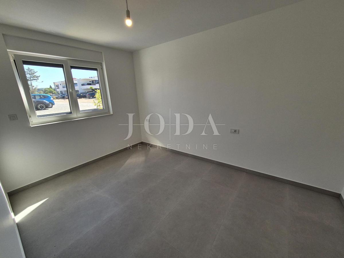 Malinska – Novogradnja, odlična zasnova apartmana, vrt!