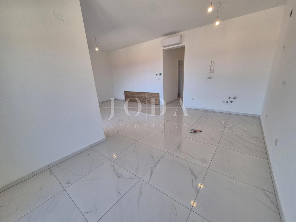 Malinska – Novogradnja, odlična zasnova apartmana, vrt!