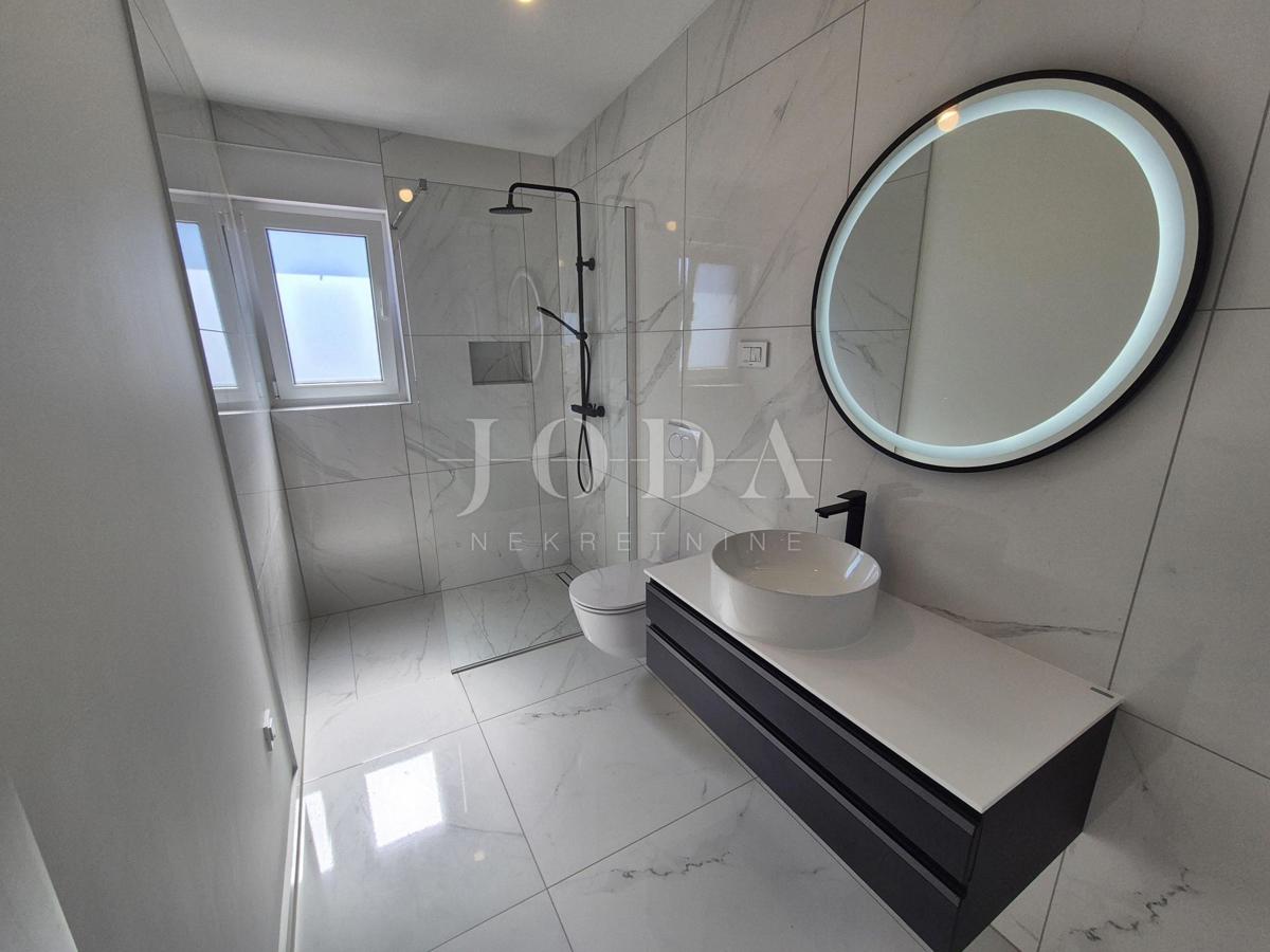 Malinska – Novogradnja, odlična zasnova apartmana, vrt!