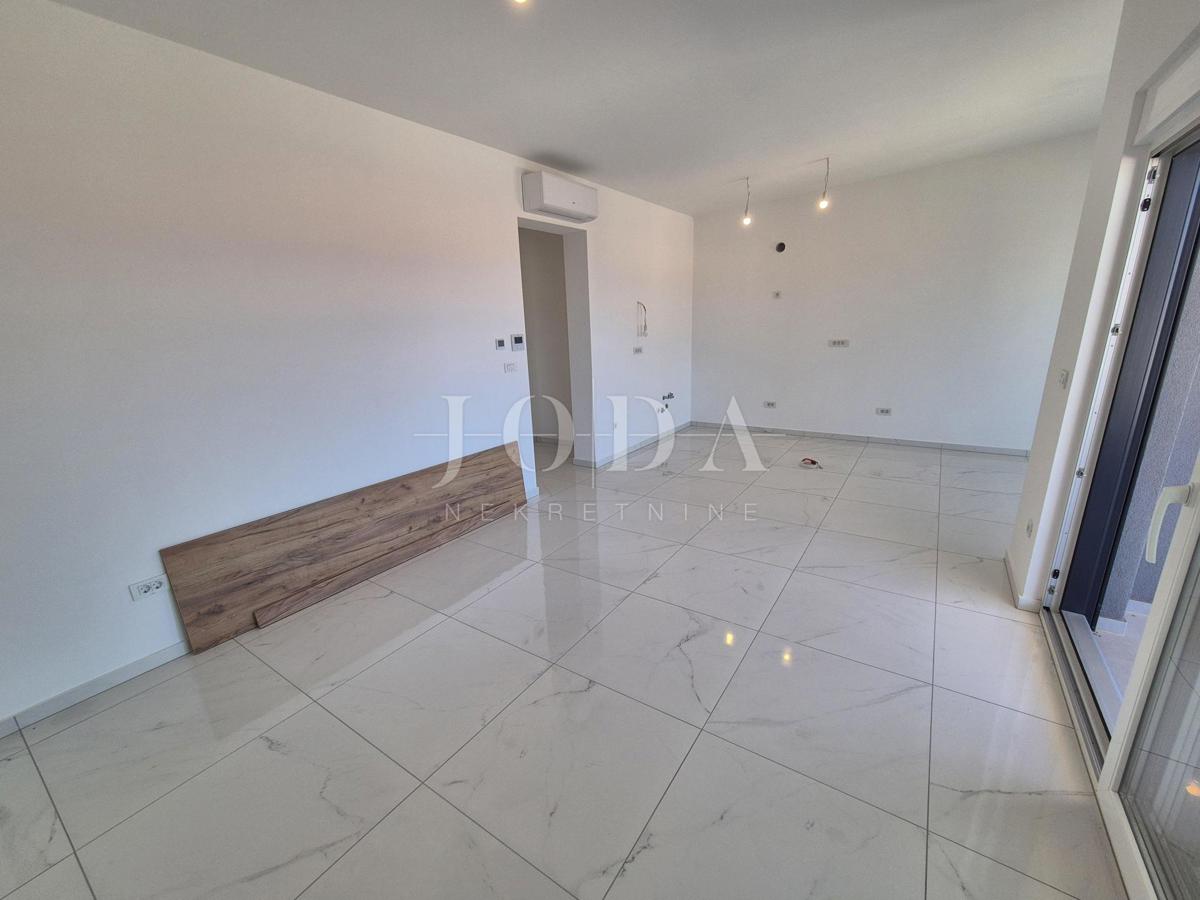 Malinska – Novogradnja, odlična zasnova apartmana, vrt!