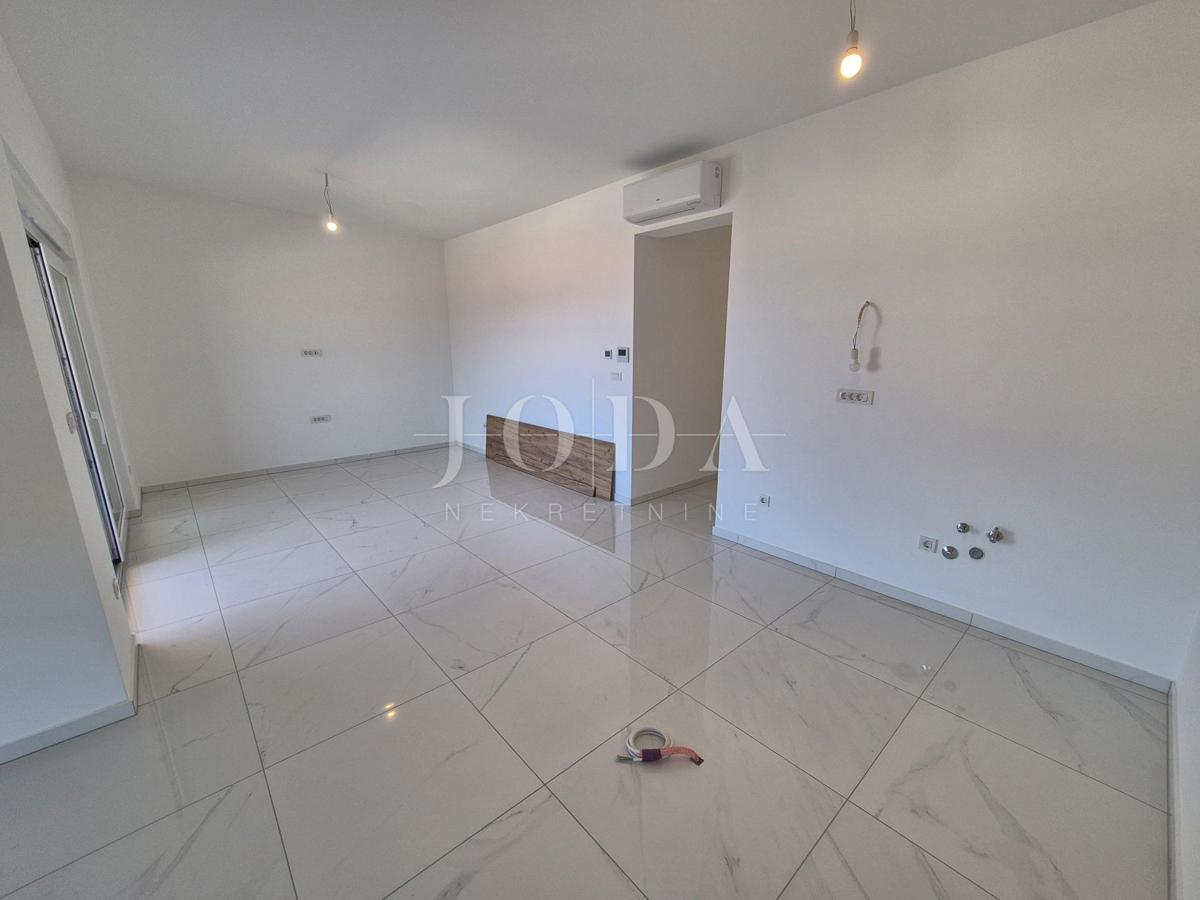 Malinska – Novogradnja, odlična zasnova apartmana, vrt!