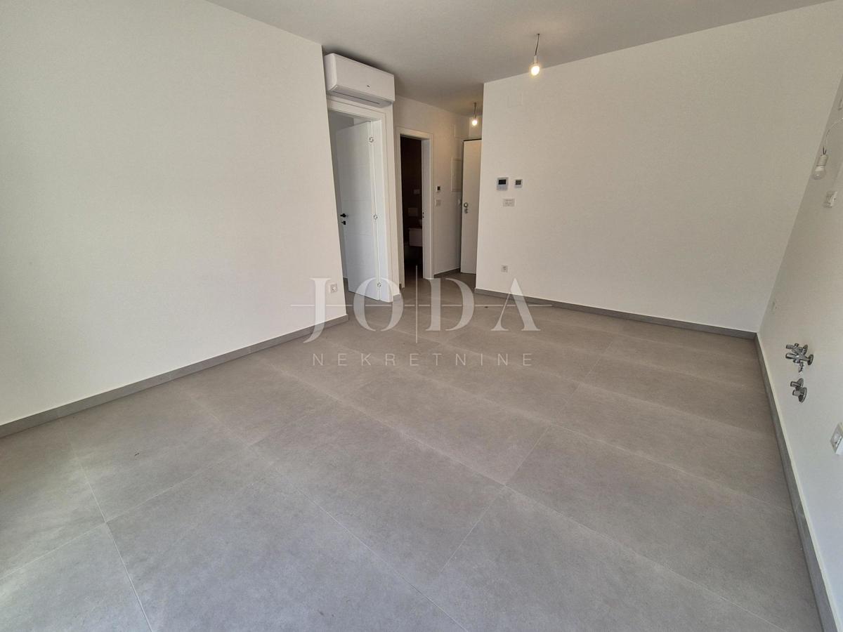 Malinska – Novogradnja, odlična zasnova apartmana, vrt!