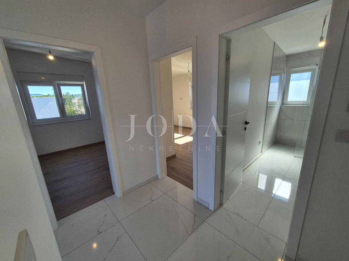 Malinska – Novogradnja, odlična zasnova apartmana, vrt!