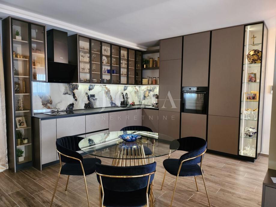 Okolica mesta Krk, vila z bazenom in pogledom na morje!